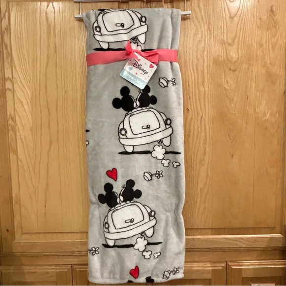 NWT! Mickey & Minnie Blanket - Picture 1 of 4